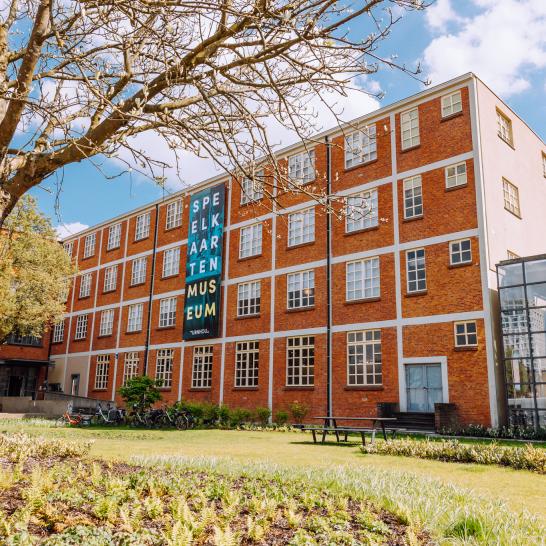 Zicht op de voorgevel van het museumgebouw en een deel van het stoomhuis