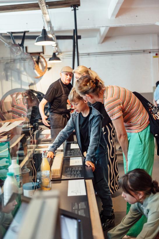 Kinderen voelen aan de haren van een werktuig.