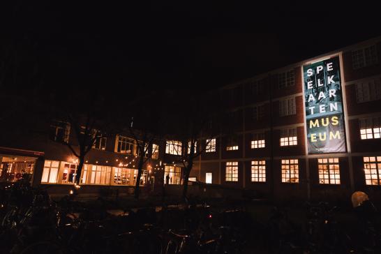 Speelkaartenmuseum in de nacht 