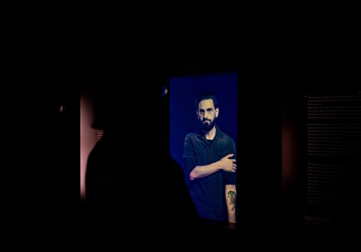 Kunstfoto van iemand die een tattoo op de arm toont