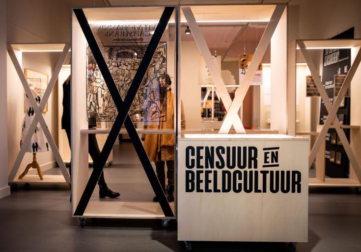 Ingang tentoonstellingsruimte met titel van de expo 