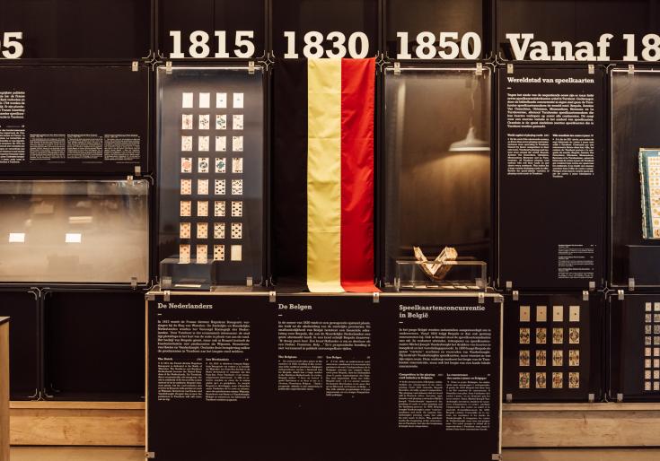 Blik op de expo met een Belgische vlag en tijdlijn: 1815-1830-1850