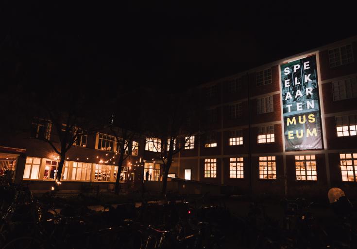 Speelkaartenmuseum in de nacht 